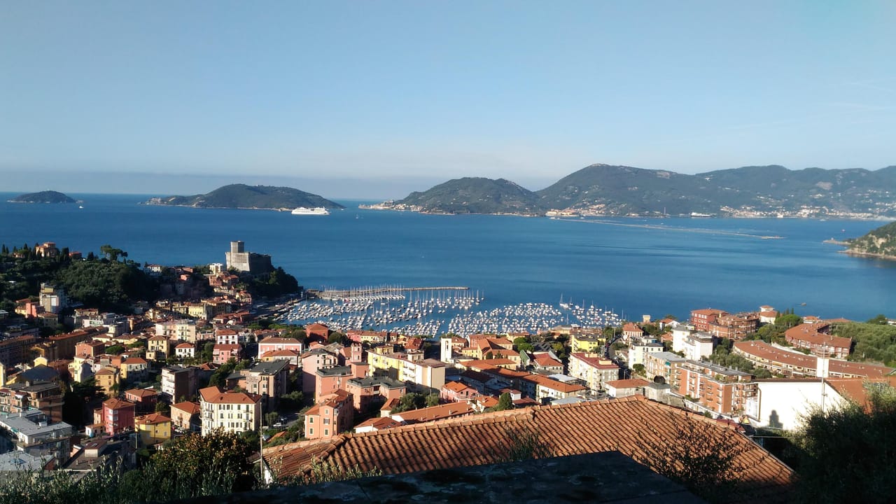 Le golfe des Poètes depuis les hauteurs de Lerici : le château, la marina, les îles et, au fond, Portovenere.