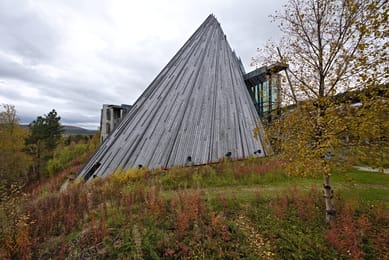 La salle en forme de tente du Parlement sâme de Karasjok, entre les bouleaux d’automne.
