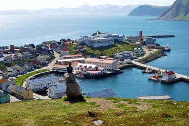 Honningsvåg, son port et ses maisons colorées.