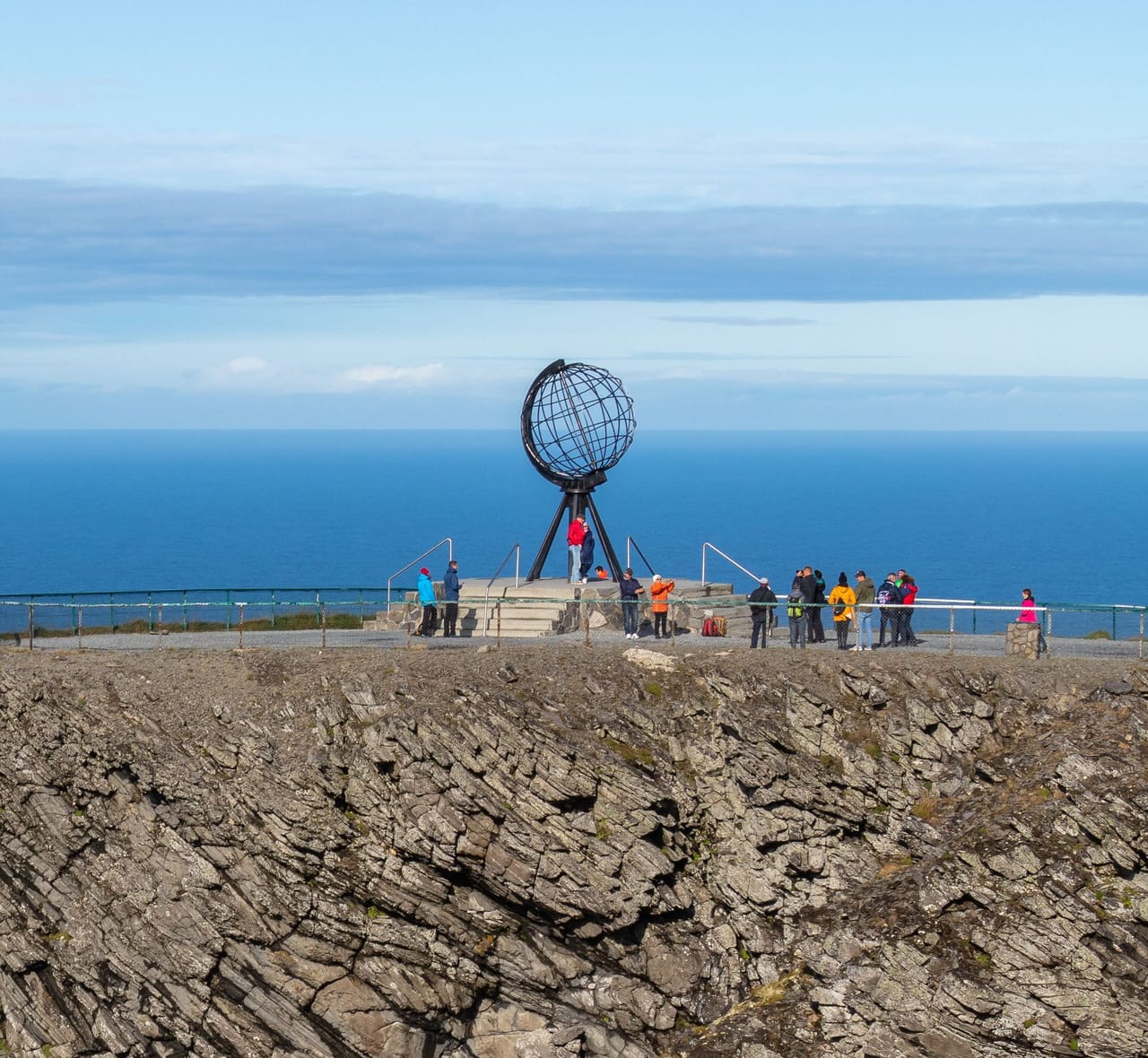 Le globe du Cap Nord au bord de la falaise, au-dessus de la mer.