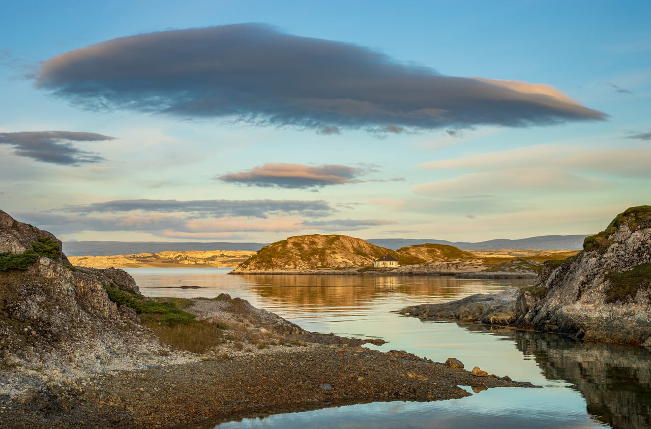 La baie de Trollholmsund un soir d’août, sur le Porsangerfjord.