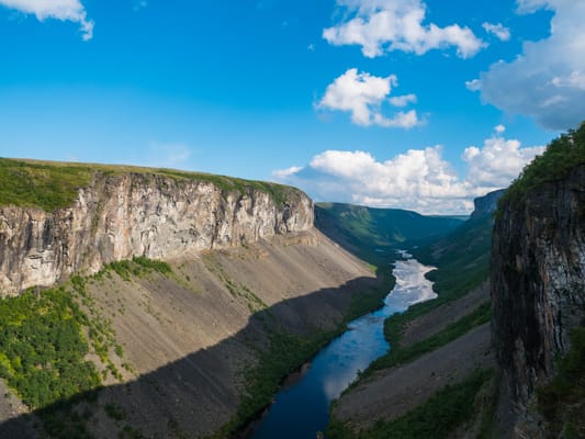 Le canyon de Sautso et la rivière Alta, vus d’en haut.
