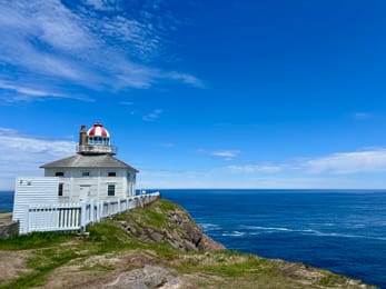 L’ancien phare du cap Spear, au bord de la falaise.