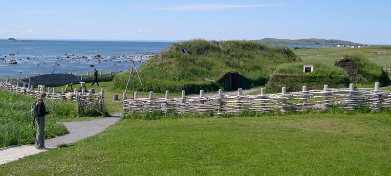 Les maisons de tourbe reconstituées de L’Anse aux Meadows, face à la mer.