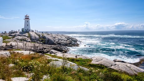 Le phare de Peggy’s Point sur ses rochers de granite, face à l’Atlantique.