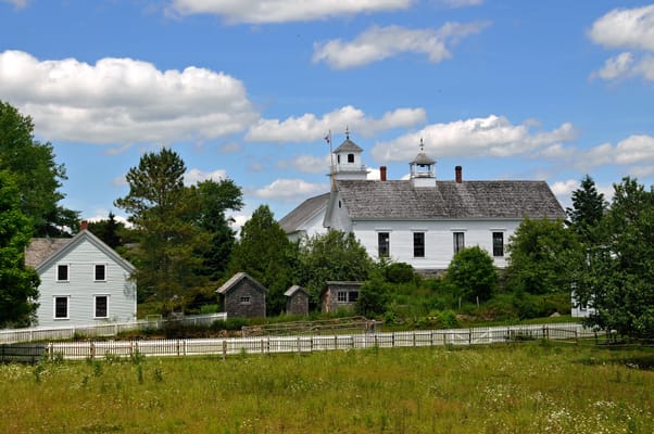 L’église blanche et les maisons de bois de Sherbrooke Village.