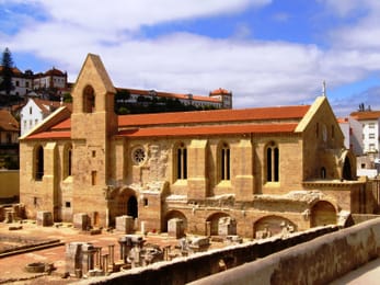 Santa Clara-a-Velha, monastère gothique longtemps noyé par le Mondego, face à la haute ville de Coimbra.