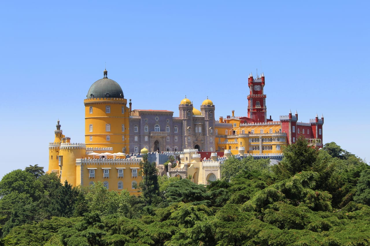 Le palais de la Pena, jaune et rouge au-dessus des forêts de Sintra.