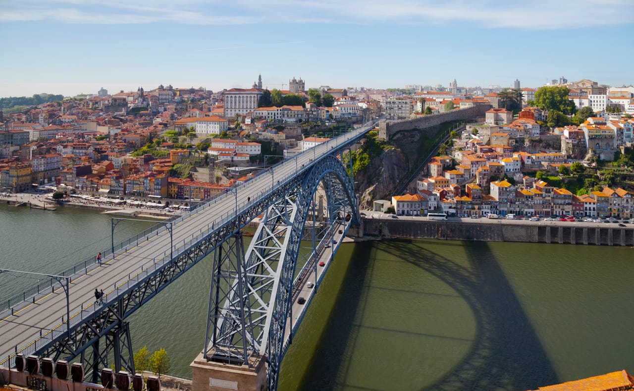 Le pont Luís Ier au-dessus du Douro, la Ribeira et Porto en amphithéâtre.