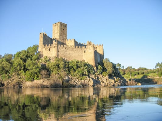 Le château d’Almourol sur son îlot, reflété dans le Tage.