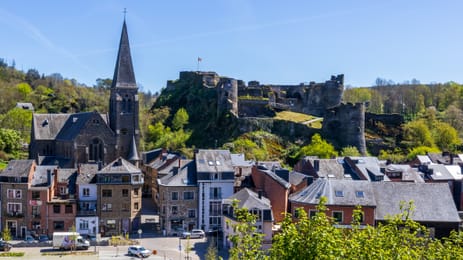 Les ruines du château de La Roche-en-Ardenne, au-dessus des toits et de l’église Saint-Nicolas.