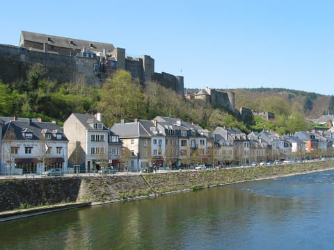 Le château fort de Bouillon sur son éperon rocheux, au-dessus de la Semois.