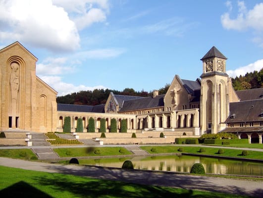 L’église de l’abbaye d’Orval, sa grande Vierge sculptée et le bassin.