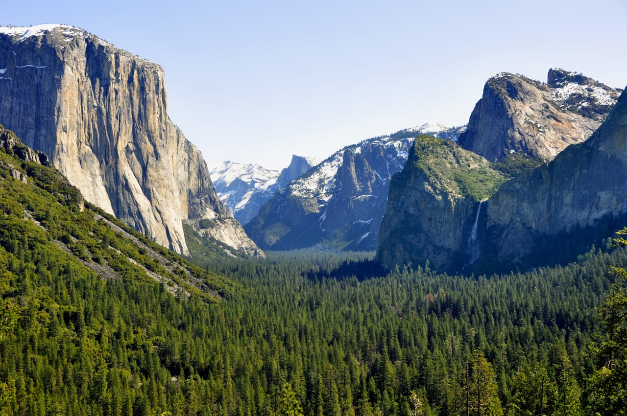 Tunnel View : El Capitan, Half Dome au fond et Bridalveil Fall, au-dessus de la vallée de Yosemite.