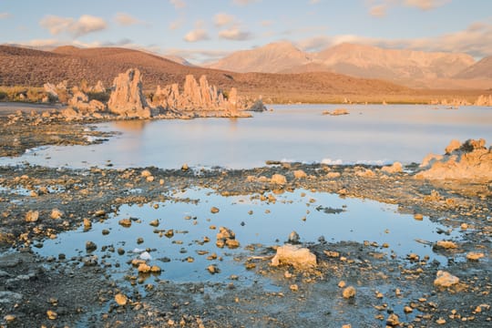 Les tours de tuf de South Tufa, au bord du lac Mono, devant la Sierra Nevada.