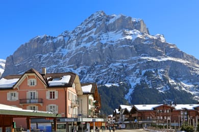 Grindelwald au pied du Wetterhorn enneigé.