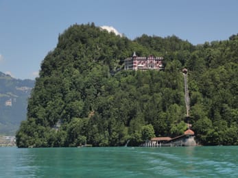 Le Grandhotel Giessbach et son funiculaire, dans la forêt au-dessus du lac de Brienz.