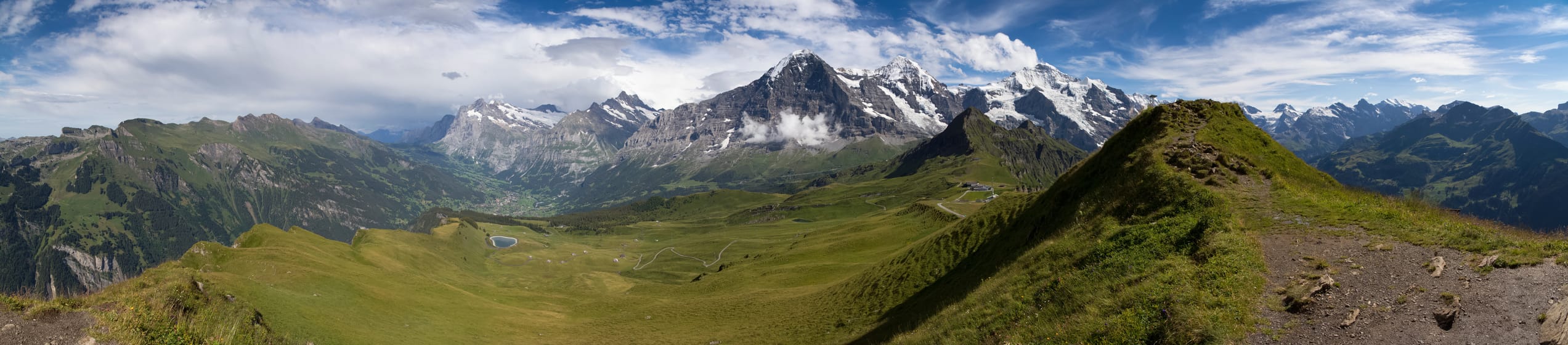 L’Eiger, le Mönch et la Jungfrau au-dessus des alpages, vus du Männlichen.