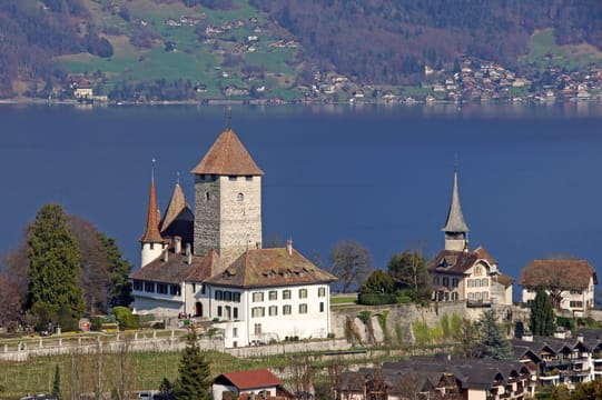 Le château de Spiez et son église, au-dessus du lac de Thoune.
