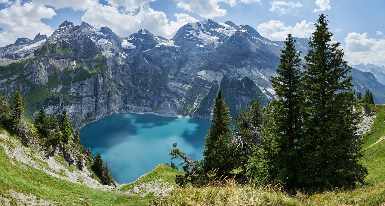 L’Oeschinensee au pied des parois de la Blüemlisalp.