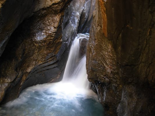Une cascade entre les parois polies de la gorge glaciaire de Rosenlaui.