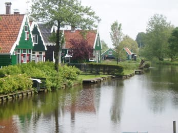 Les maisons de bois vertes de la Zaanse Schans, au bord de l’eau.