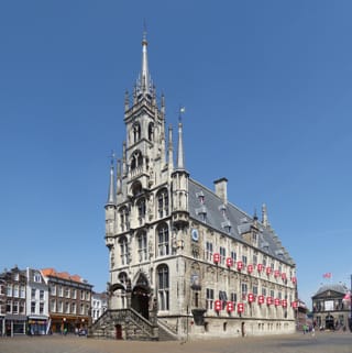 L’hôtel de ville gothique de Gouda, seul au milieu du Markt.