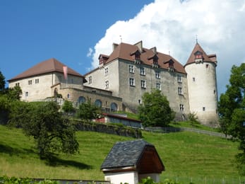 Le château de Gruyères et sa tour ronde.