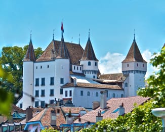 Le château blanc de Nyon au-dessus des toits de la vieille ville.