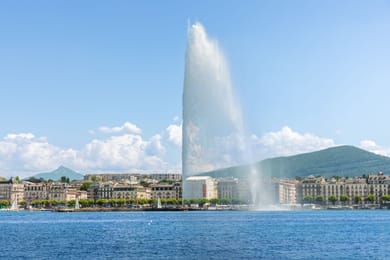 Le Jet d’eau dans la rade de Genève, sous un ciel bleu.