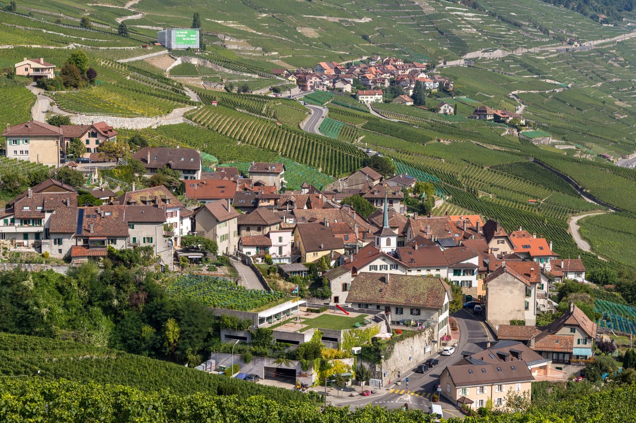 Riex et Epesses, leurs toits serrés au milieu des terrasses de vigne de Lavaux.
