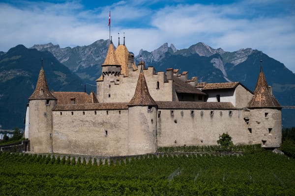Le château d’Aigle au milieu des vignes du Chablais.