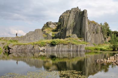 Les colonnes de basalte de Panská skála et leur reflet dans l’étang.
