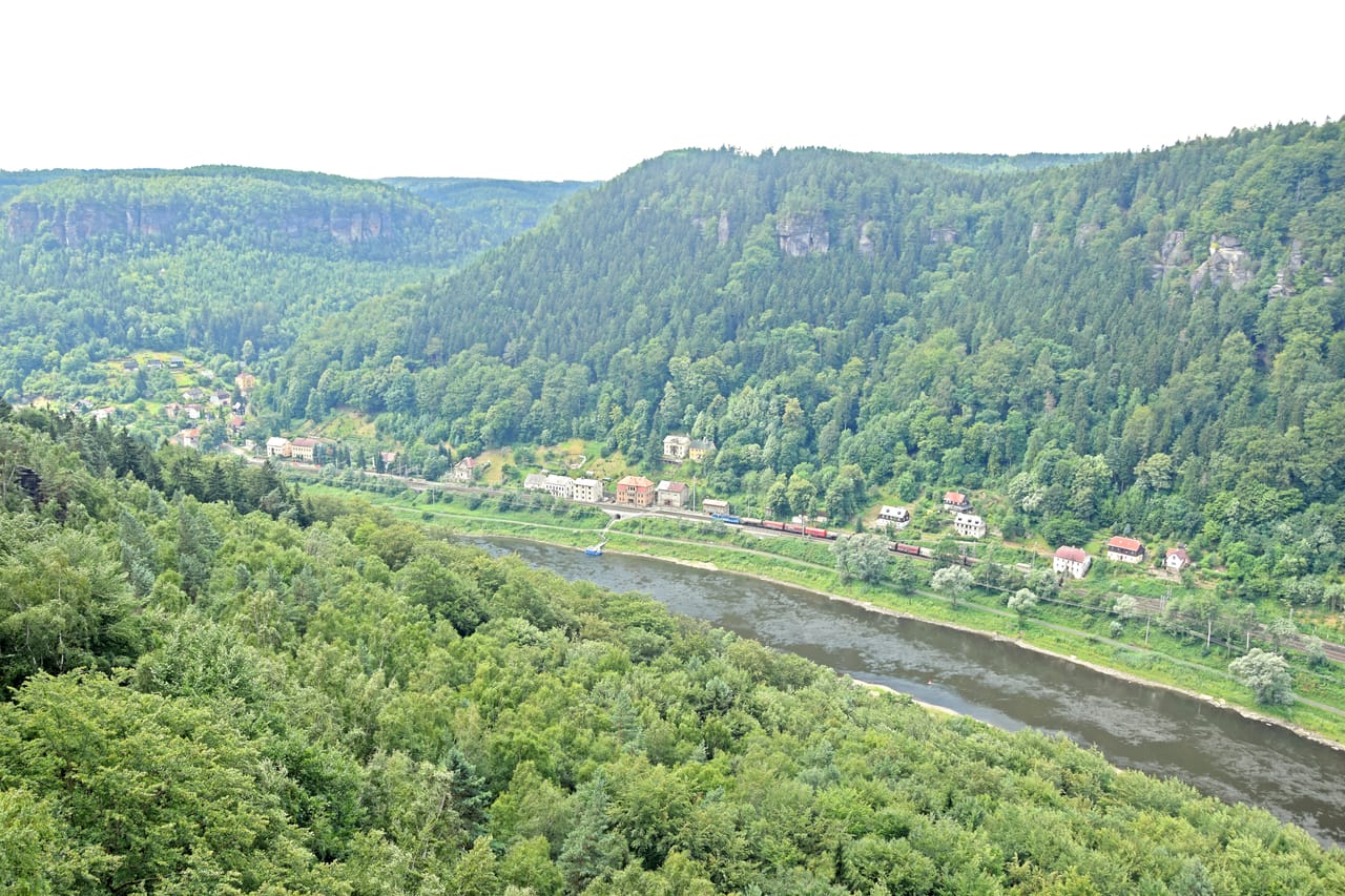 L’Elbe et son canyon de grès boisé, vus du belvédère de Labská Stráň.