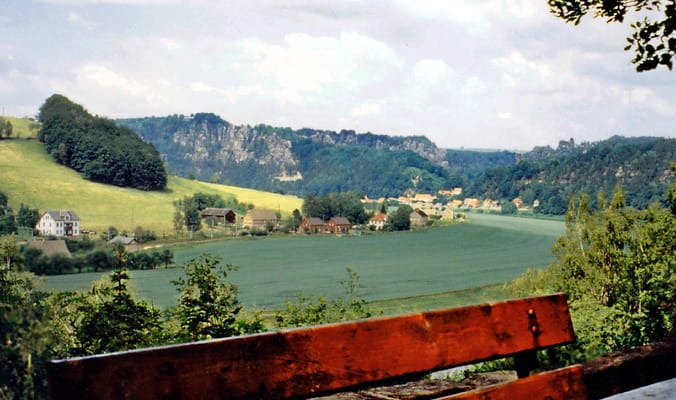 Kurort Rathen et les rochers de la Bastei, au-dessus des champs de la vallée de l’Elbe.