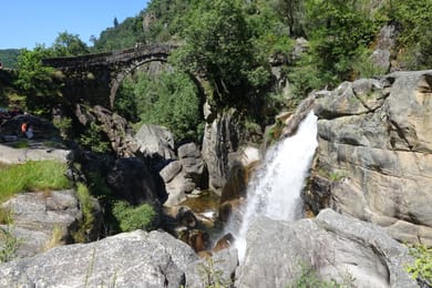 La Ponte da Misarela et sa cascade, entre les blocs de granit du Rabagão.