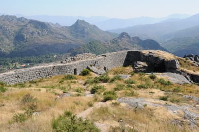 Les remparts ruinés du château de Castro Laboreiro, face aux sommets de la Peneda et de la Galice.