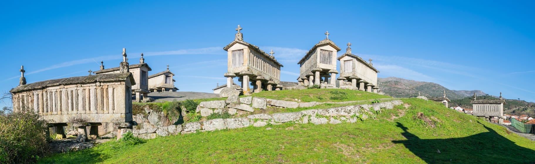 Les espigueiros de Soajo, greniers de granit sur pilotis serrés sur leur dalle, sous le ciel du Gerês.