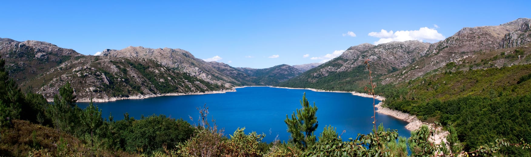 La retenue de Vilarinho das Furnas, d’un bleu profond entre les montagnes de granit du Gerês.