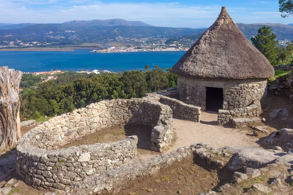 Une maison ronde reconstruite du castro de Santa Trega, au-dessus de l’estuaire du Minho et de Caminha.