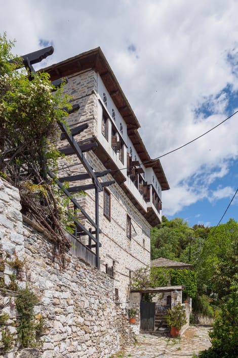 L’archontiko Vafeiadi à Vyzitsa, maison-tour de pierre à l’étage blanc.