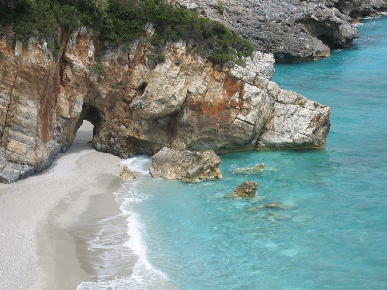 Les arches de rocher de Mylopotamos au-dessus de l’eau turquoise.