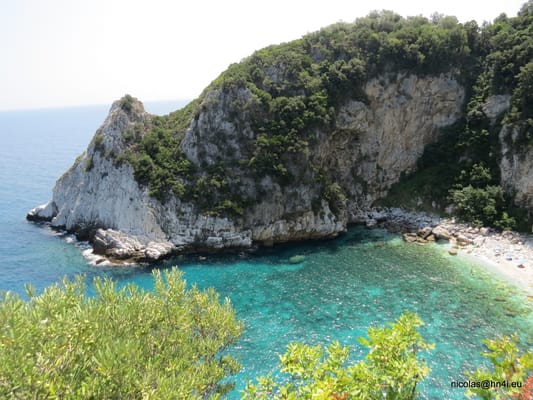 La crique de Fakistra au pied de sa falaise blanche.