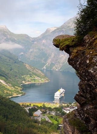 Geiranger et son fjord vus du rocher de Flydalsjuvet.