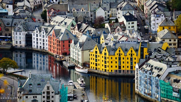 Ålesund, ses façades Art nouveau colorées sur le port de Brosundet.