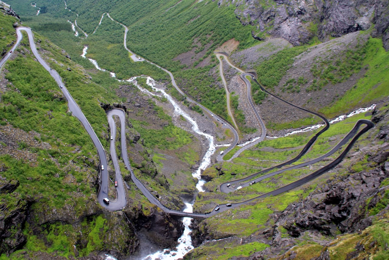 Les lacets de Trollstigen et la cascade Stigfossen.