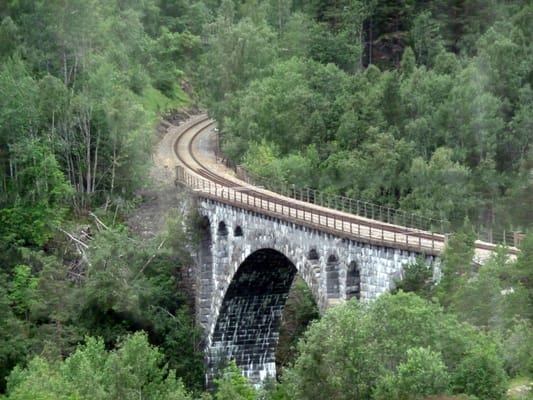 Kylling bru, l’arche de pierre du chemin de fer au-dessus des gorges de la Rauma.