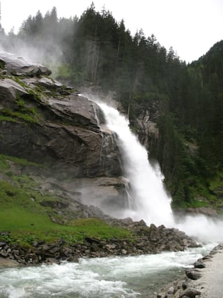 Un palier des chutes de Krimml, dans les embruns et la forêt.