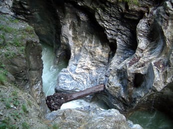Les parois de schiste polies par le torrent, dans la Liechtensteinklamm.