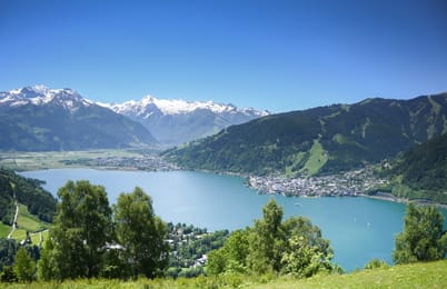 Le lac de Zell, la ville sur sa presqu’île et les sommets enneigés au fond.